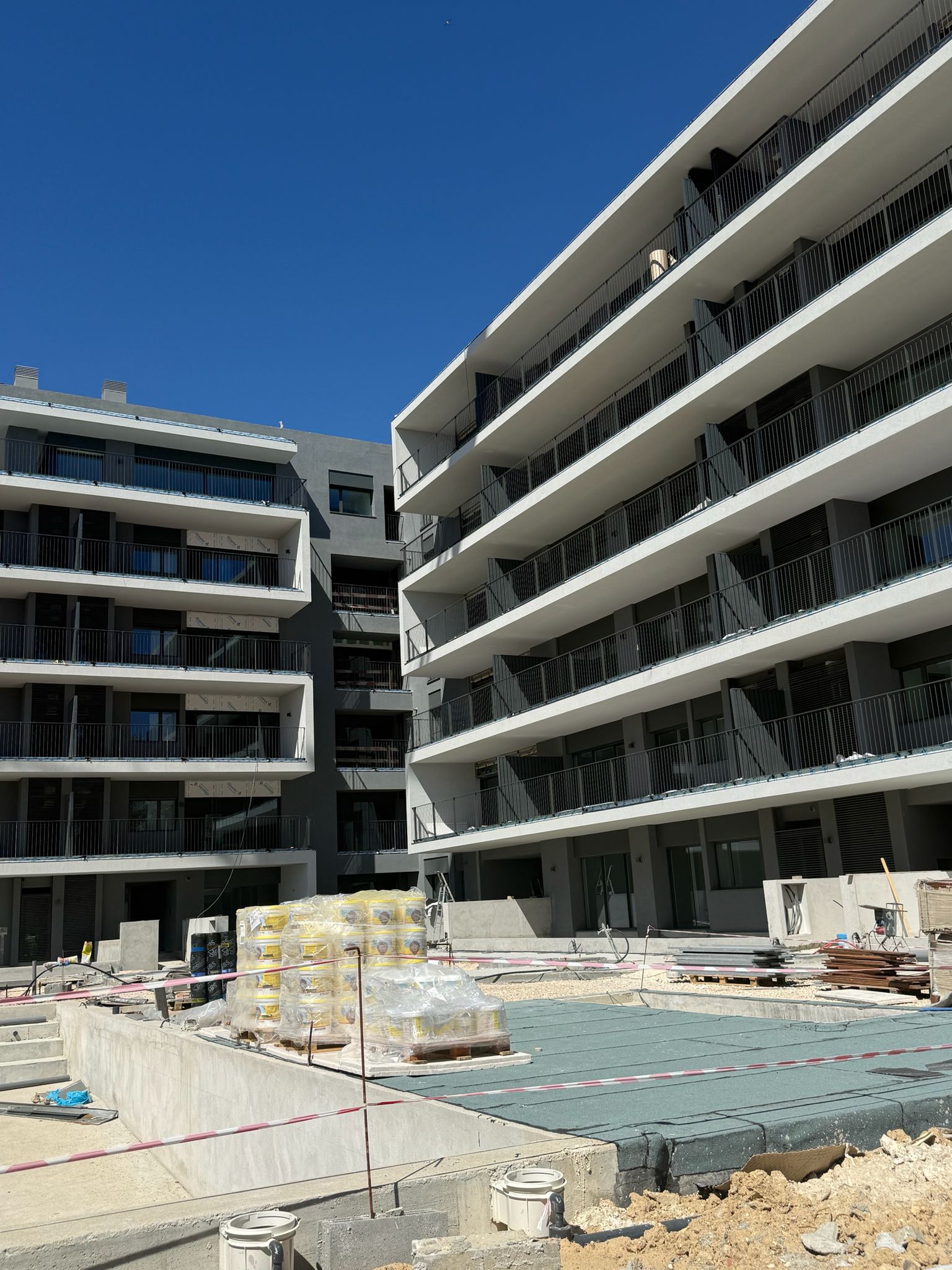 Técnico a preparar superfície em obra