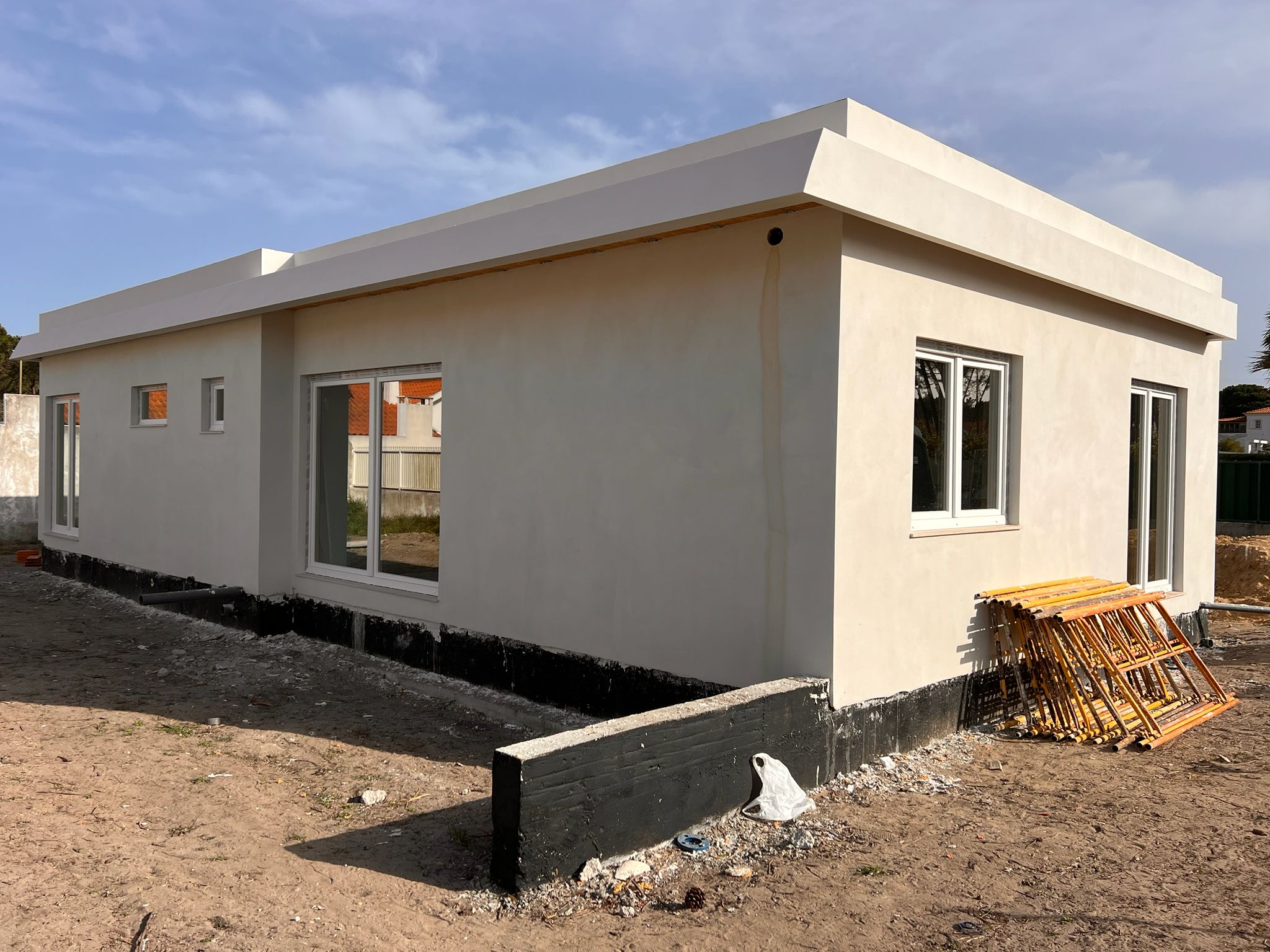 Técnico a preparar superfície em obra