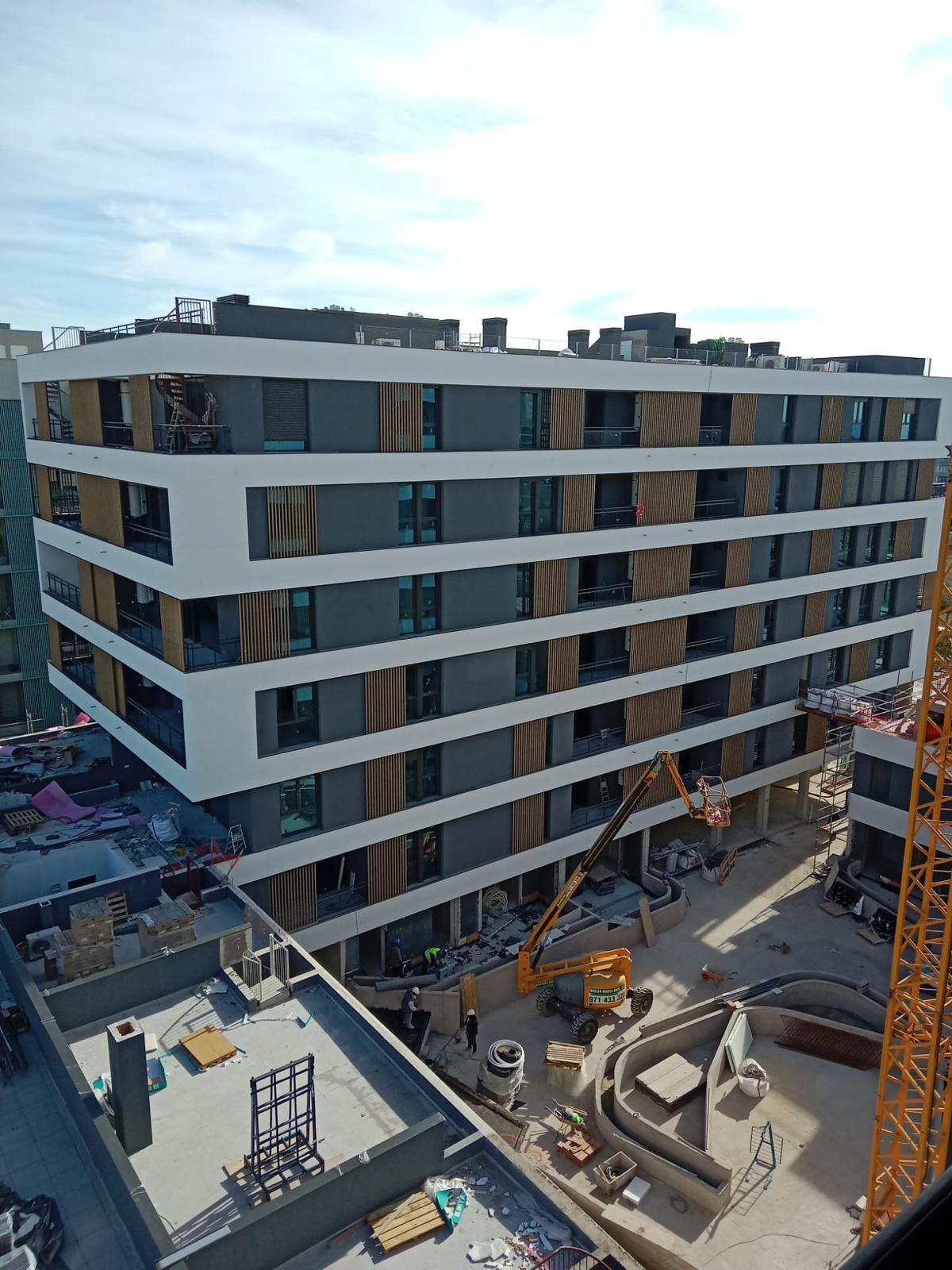 Zona de construção com profissionais em obra