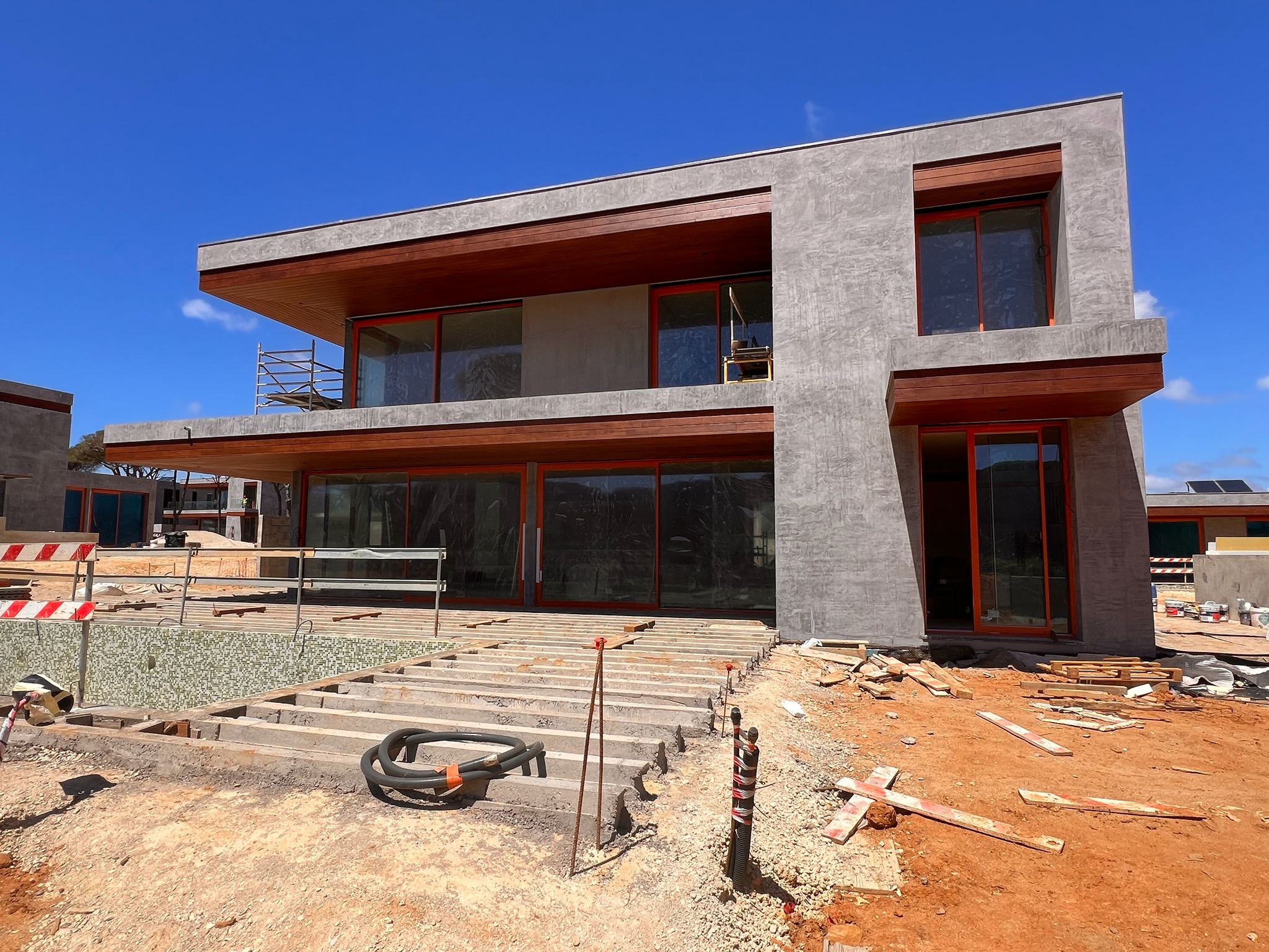 Zona de construção com profissionais em obra